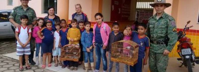 PM Ambiental liberta pássaros com estudantes